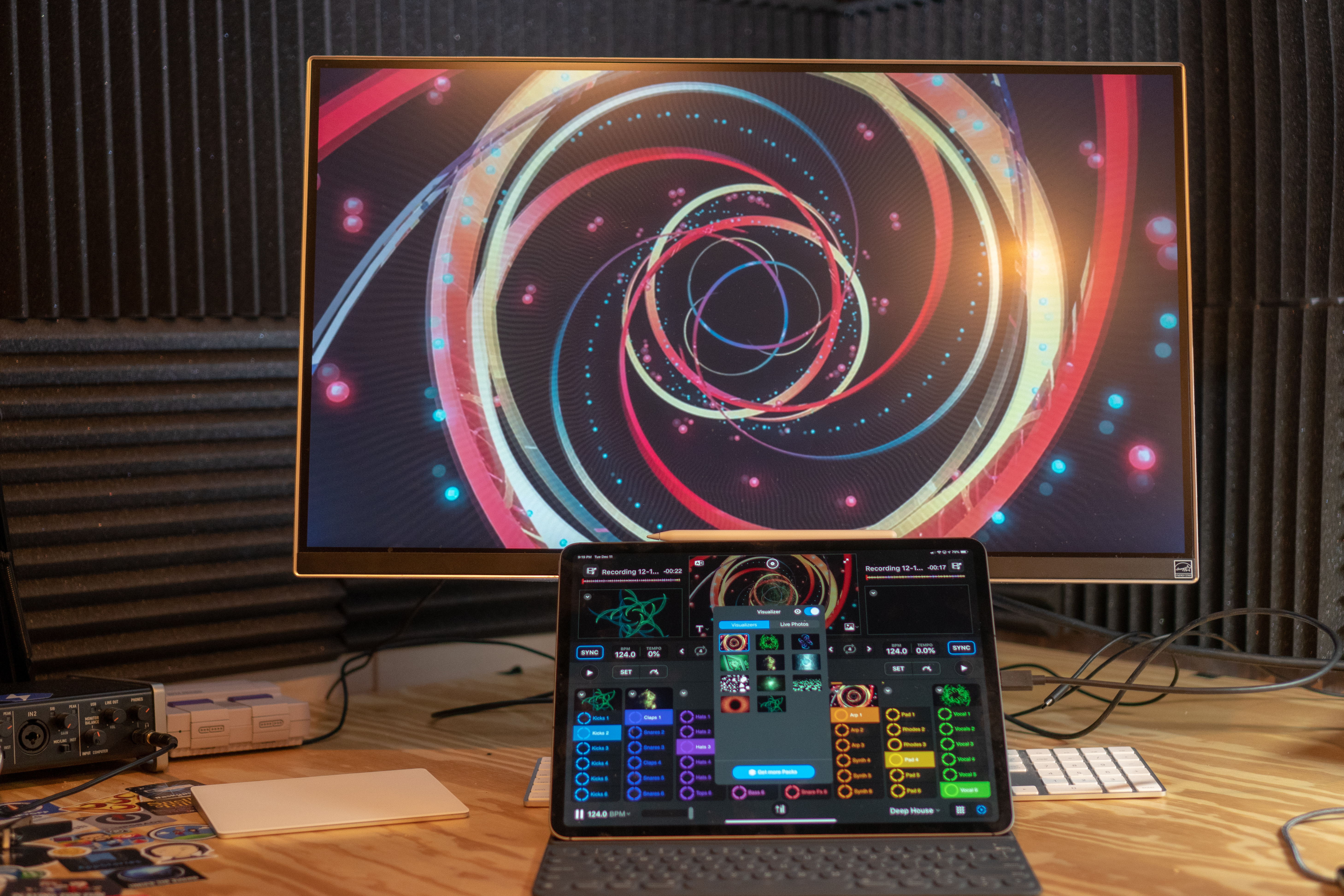 Mixing audio and video loops connected to an external display.