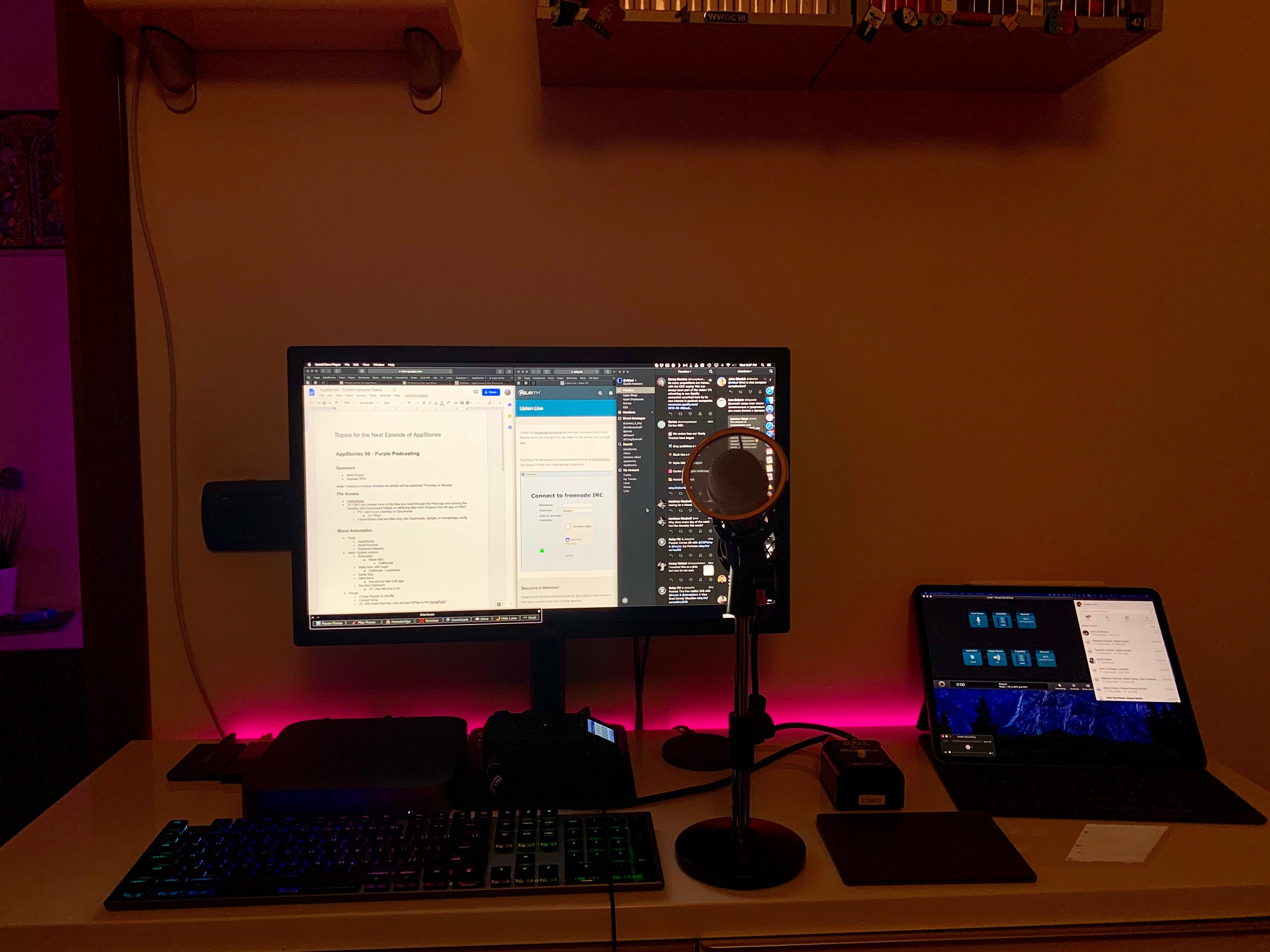 Lights dimmed, a shade of purple, and lots of app windows – this is how I like my podcasts.