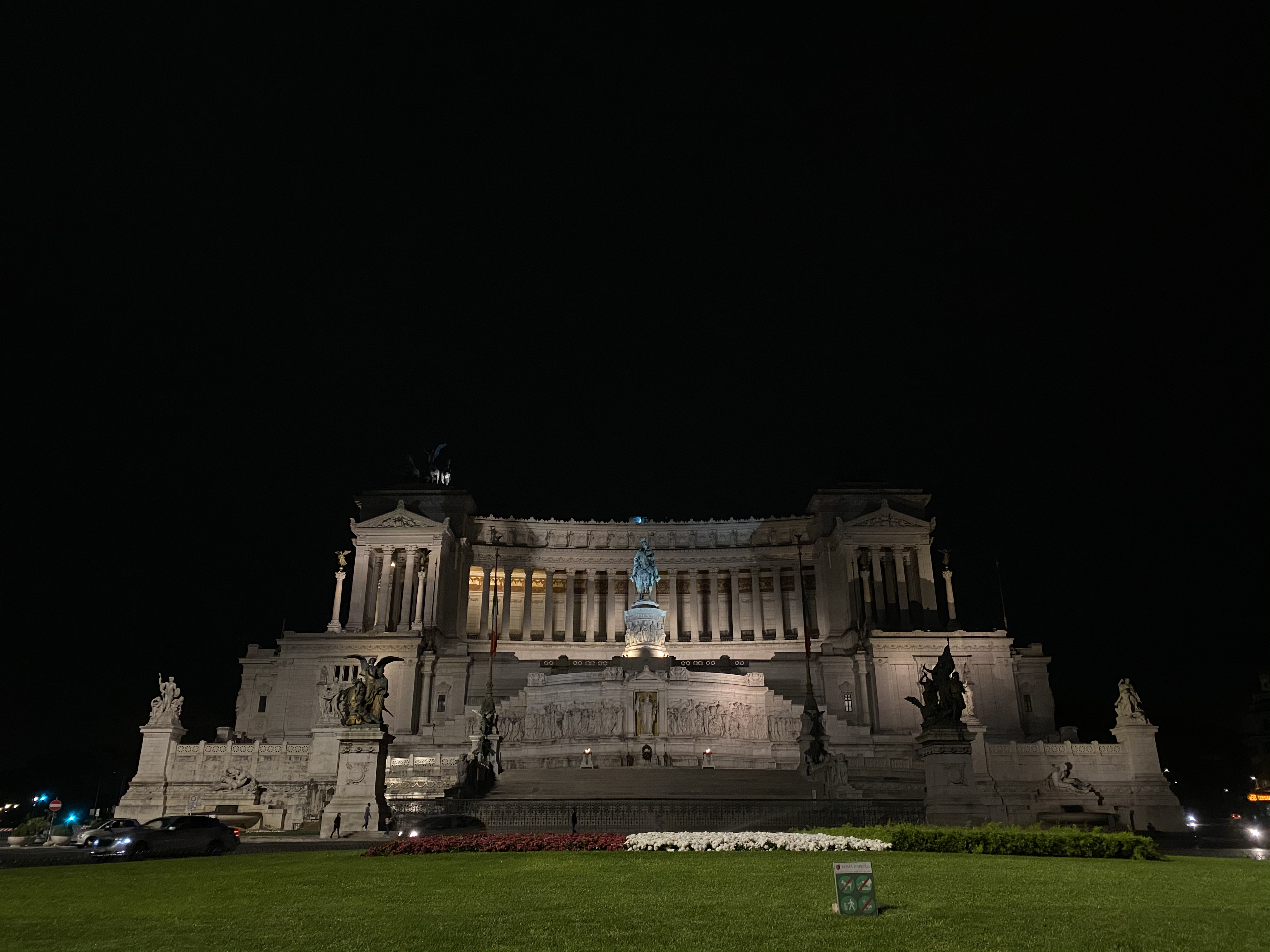 Altar of the Fatherland, taken from the center of Piazza Venezia with the wide camera. Night mode off.