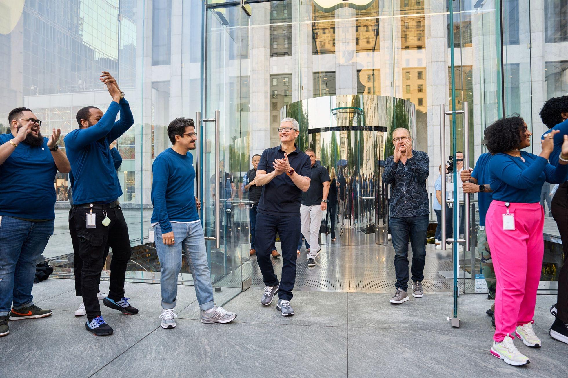 apple-fifth-avenue-new-york-tim-cook-greg-joswiak-220916_big-jpg-large_2x-1675764747685.jpg