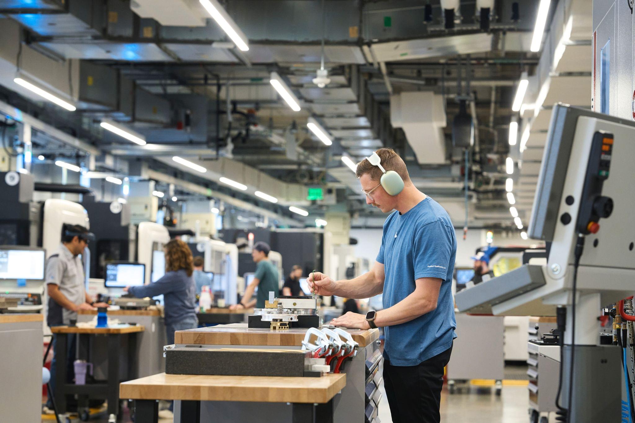 Apple Expands Its U.S. Manufacturing Commitment
