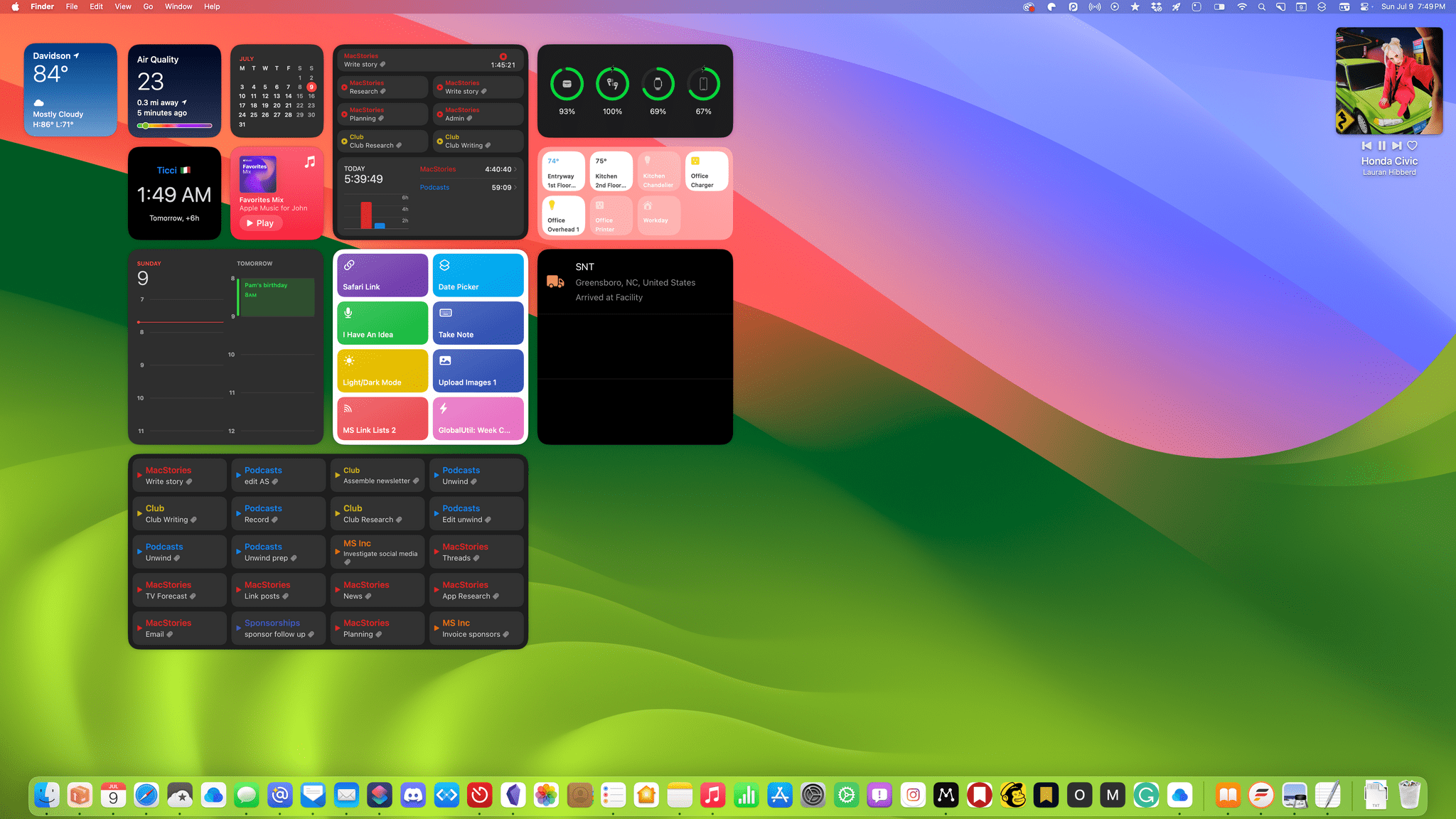 Full-color widgets appear when no other apps occupy your desktop.