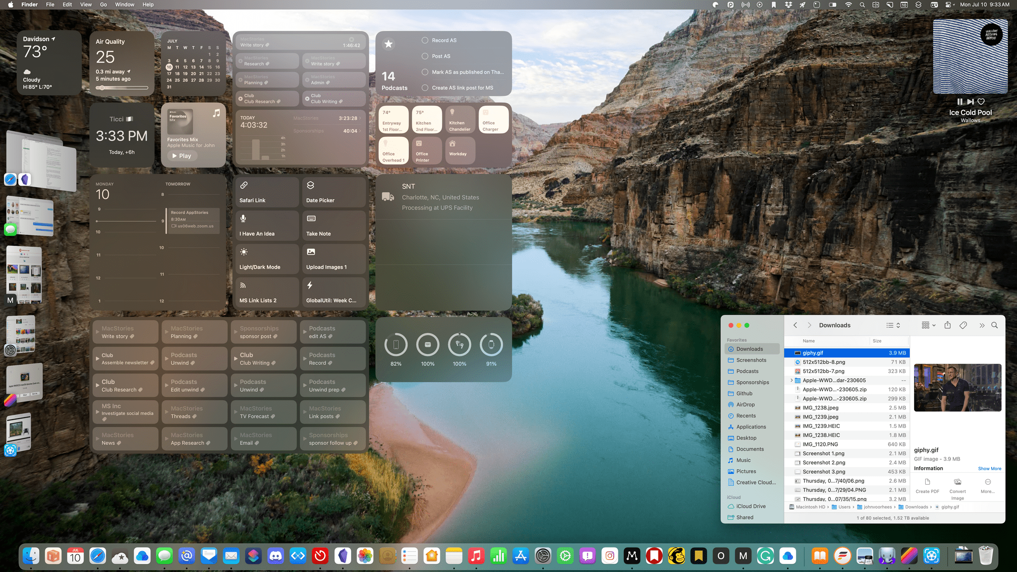When a window is onscreen, widgets are translucent and reflect the color of your wallapaper.