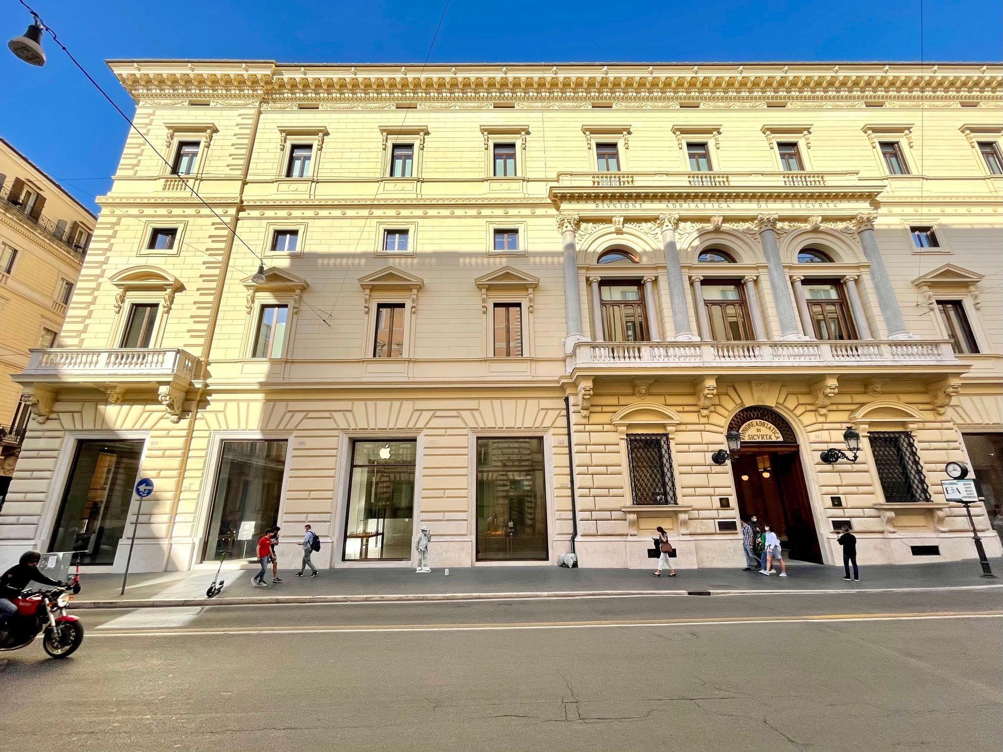 A Palazzo Reborn Inside Apple's Stunning New Store in Via del Corso