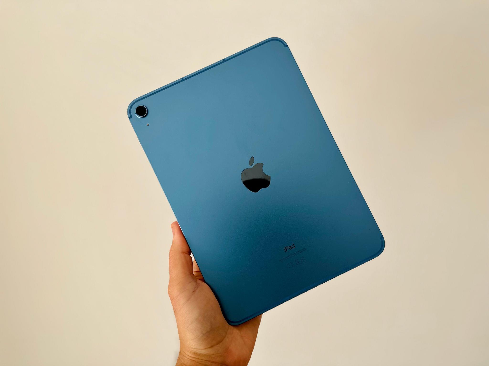 A note about colors: as you can see, the blue iPad Apple sent me has an actual, fun blue color that looks unmistakably blue, unlike the iPad Air's blueish-but-sometimes-gray hue. I like that Apple is using real colors in this iPad generation; I'd like this to become a trend even in other iPad models. Why can't iPad Air and iPad Pro owners have fun colors too?