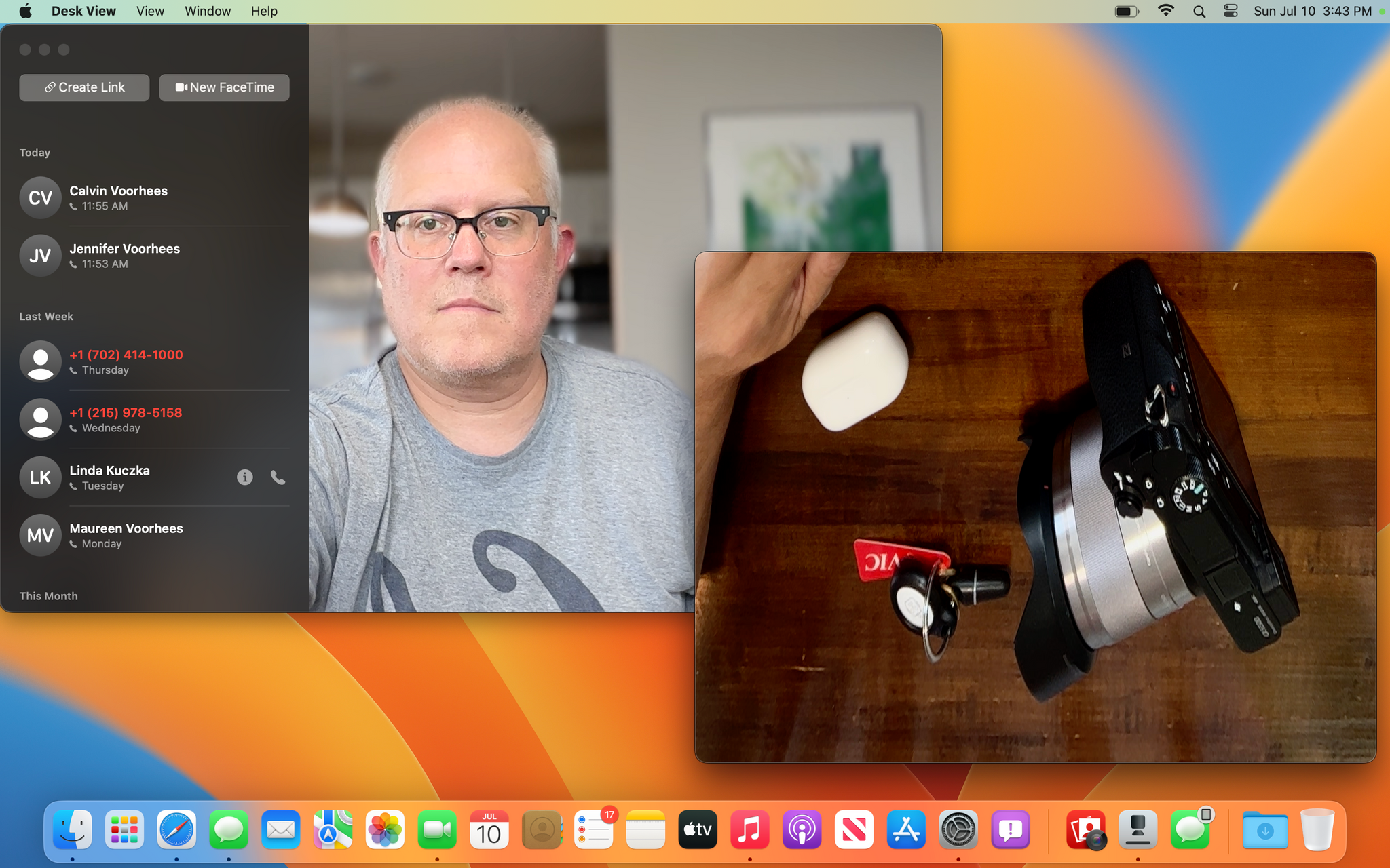 Using Desk View with FaceTime.